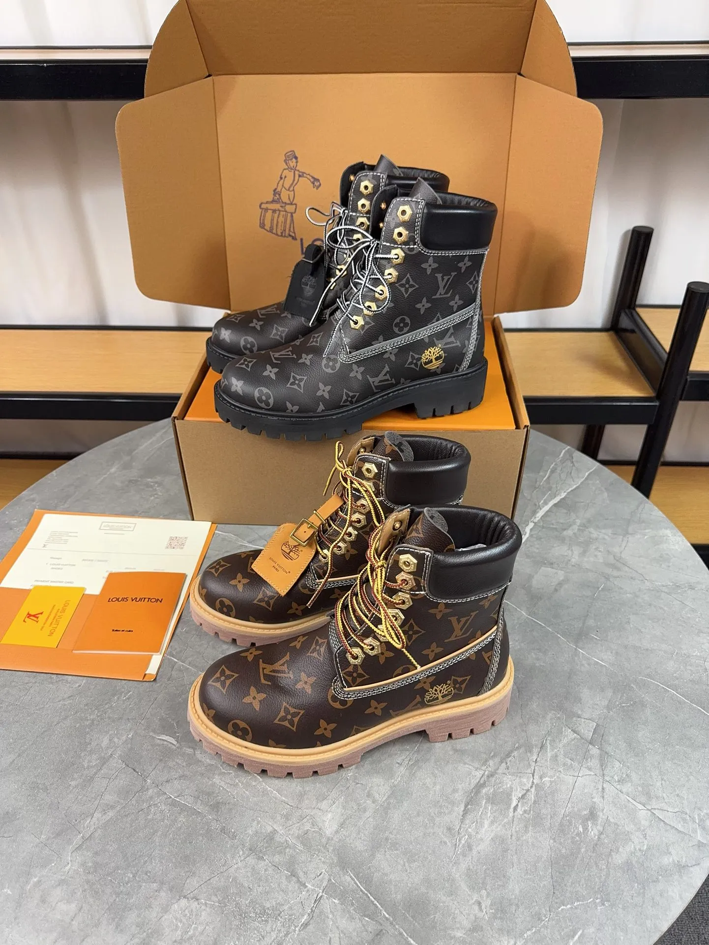 Couple model 💰700 ❤️Top version: Couple model LV x Timberland Timberland joint model Presbyopia Embossed Rhubarb boots Ankle boots Short boots LV x Timberland ankle boots are made of Monogram embossed waterproof nubuck cow leather, relying on the brand's exquisite craftsmanship to carefully reshape the classic Timberland 6-inch boot shape in Italy, and make an eye-catching appearance in 2024 created by Pharrell Williams with American workwear style Autumn and winter menswear show. Monogram embossed tongue, original Timberland laces and outsole are exquisite details, and the leather label expresses the cooperation logo. Exquisite packaging at the delivery counter🛍📦 ▪️Material: Original customized imported first-layer cowhide ▪️Inner lining: Original customized leather lining/mesh lining ▪️Outsole: Original molded anti-slip rubber material ▪️Sole thickness: 3.5CM ▪️Size: Women's 35-40 Men's 39-46